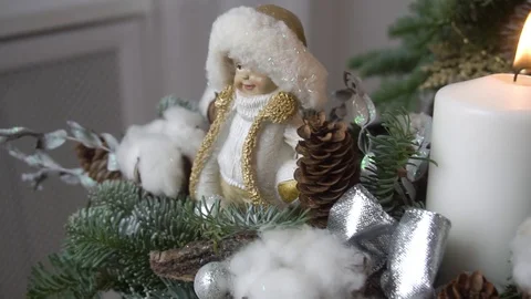 Composition of burning candles on a background of fir branches Vidéo 122287948