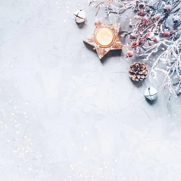 A composition of candlesticks, snow branches and Christmas decorations. Foto stock
