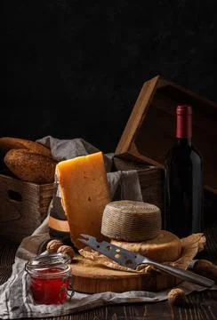Composition with cheese, bread and wine Foto stock