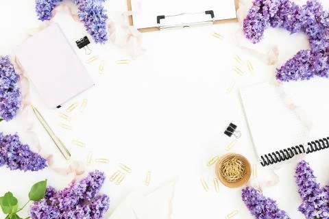Composition with clipboard, notebook, branches of lilac flowers and accessori Foto stock
