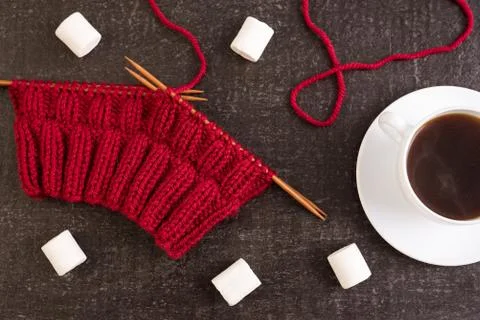 Composition with coffee, knitting and marsh-mallows Foto stock
