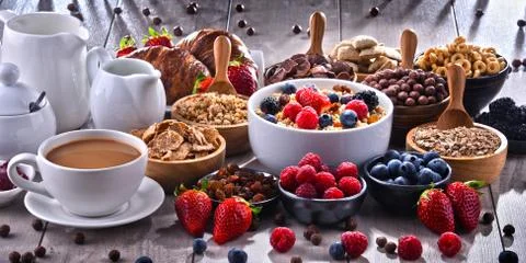 Composition with different sorts of breakfast cereal products and fresh fruit Foto stock
