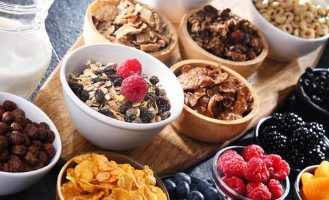 Composition with different sorts of breakfast cereal products and fresh fruit Foto stock
