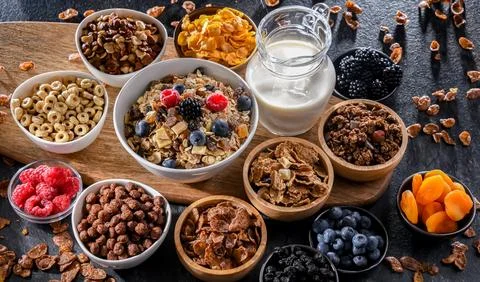 Composition with different sorts of breakfast cereal products and fresh fruit Foto stock