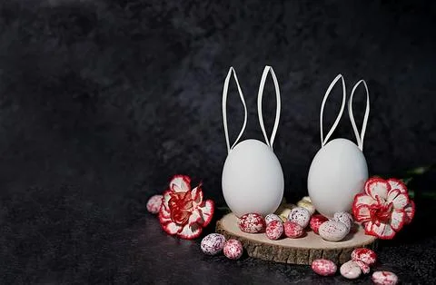 Composition with Easter eggs, easter bunny and branches on a black backgrou.. Stockfoto's