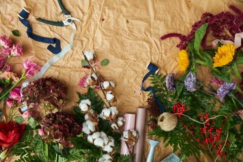 Composition flat-lay of flowers and florists instruments on parchment paper Foto stock