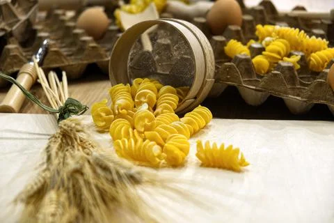 Composition of fresh fusilli type pasta Stock-Fotos