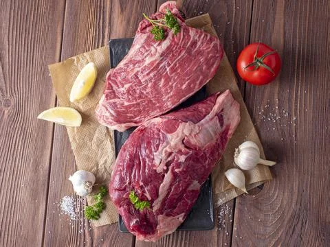 Composition of fresh pieces of beef, vegetables, spices, Wooden background, p Foto stock