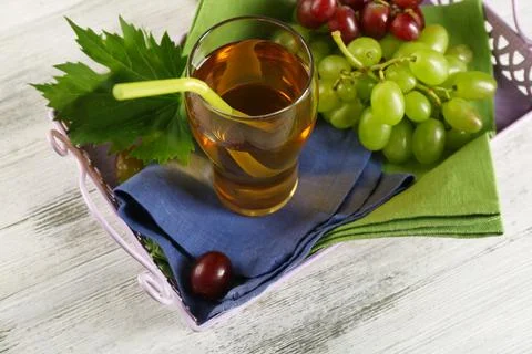 Composition of grape, glass and jug with juice on the server Foto stock