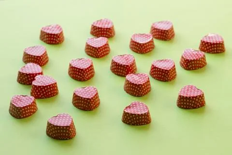 Composition of heart shape valentine cupcake metallic container Stock-Fotos