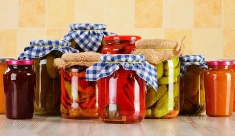 Composition with jars of pickled vegetables. marinated food Foto stock