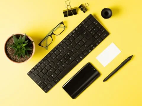 Composition with keyboard, home screen, graphic pen, stationery clips, phone Foto stock
