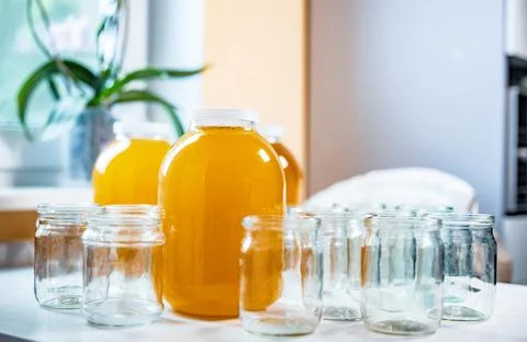 Composition of a large number of jars and three jars of honey standing on a Stock-Fotos