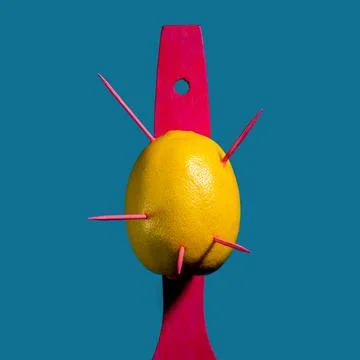 Composition with lemon and arrows on a blue background Foto stock