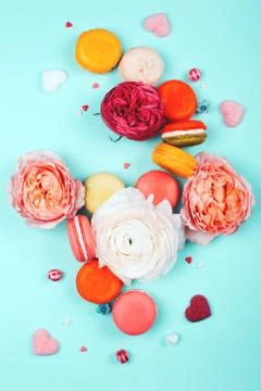 Composition of macarons and flowers Foto stock