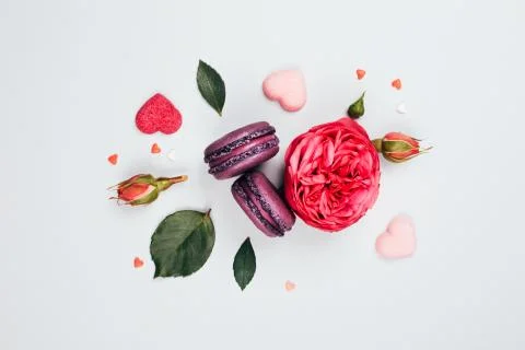 Composition of macarons and flowers Foto stock