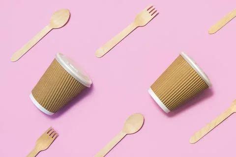 Composition made of zero waste set. Cardboard coffee cups, wooden fork and spoon 库存照片