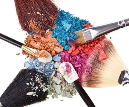 Composition with makeup brushes and broken multicolor eye shadows Fotos Stock