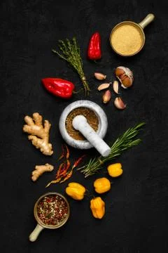 Composition with mixture of peppers, ginger, garlic, thyme and rosemary on da Foto stock