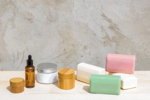 Composition of natural cosmetics for presentation on the background of a plas Foto stock