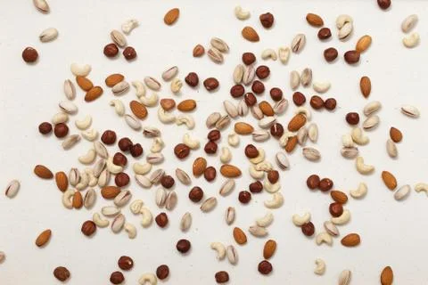 Composition of nuts pattern - mix hazelnuts, cashews, almonds, pistachios. Fotos de archivo