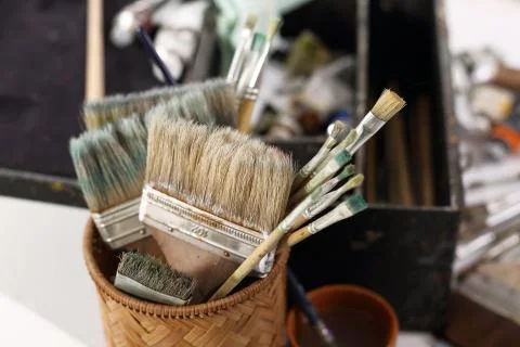 The composition of paint brushes on the background of art studio Foto stock