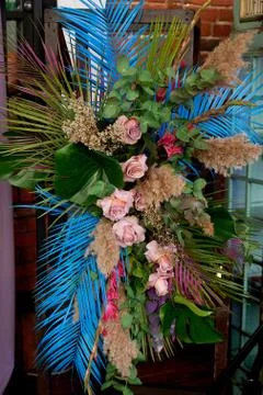 Composition of pampas grass, palm trees and roses. Decorative floral design.The Foto stock