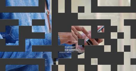 Composition of qr code over man using smartphone Stock-Fotos