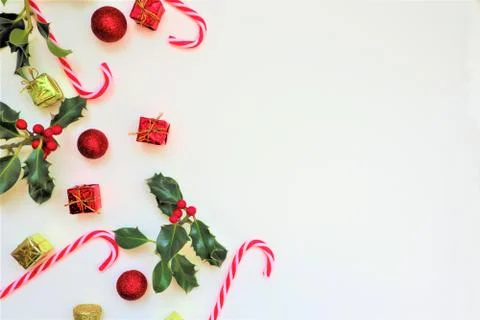 Composition with red berries, holly leafs and berries, balls, pine cones, Chr Foto stock