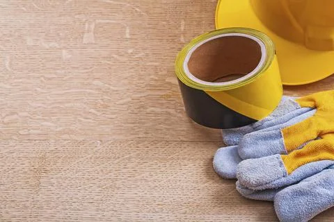 Composition of safety objects on wooden brown board construction concept Foto stock