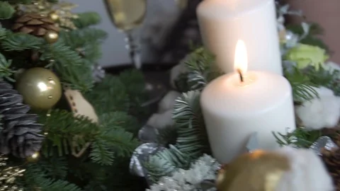 Composition of spruce branches with the addition of snowflakes, toys and candles Vidéo 122287924