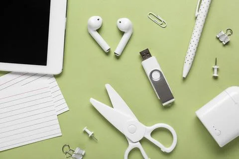 Composition with tablet computer, stationery and modern flash drive on green  库存照片