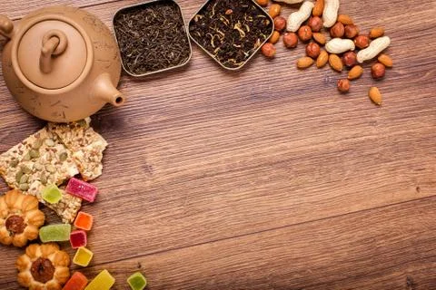 The composition of the tea on a wooden surface. brown teapot from clay with.. Foto stock