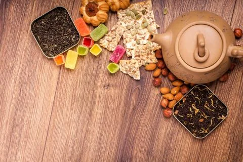 The composition of the tea on a wooden surface. brown teapot from clay with.. Foto stock