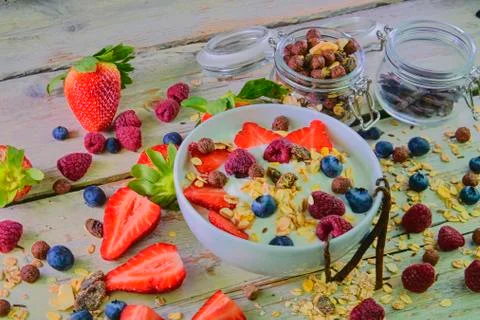 Composition of a typical genuine breakfast made with yogurt, blueberries, ras Stock-Fotos