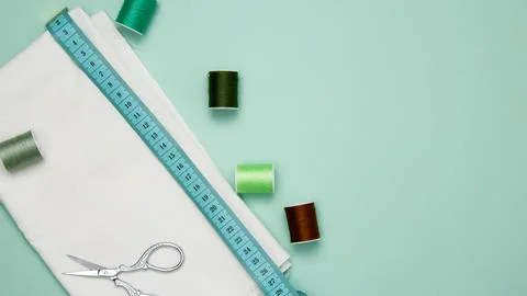 Composition with various threads and sewing accessories Foto stock