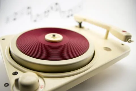 Composition with vintage red record player and musical notes Foto stock