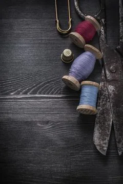 Composition of vintage scissors thread spools thimble clasp pin Foto stock