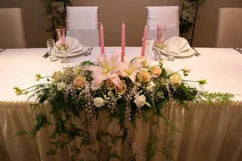 Composition for a wedding, table decor with roses and lilies Foto stock