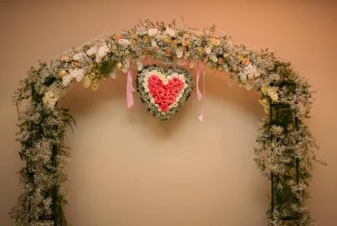 Composition for a wedding, wall decor with roses and lilies, heart Stock-Fotos
