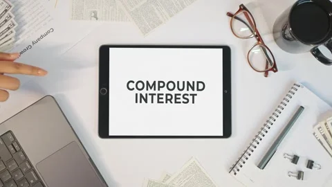 COMPOUND INTEREST DISPLAYING ON A TABLET SCREEN Vídeo Stock 308076494