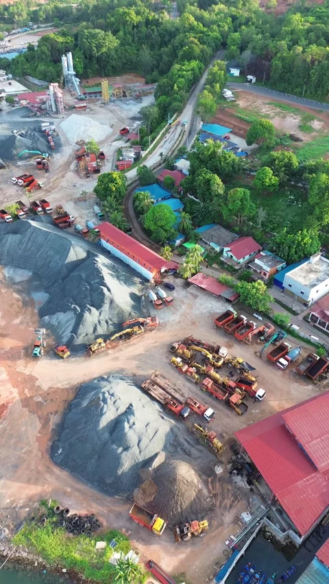 Comprehensive Aerial Perspective of an Active Waterfront Material Handling .. Vidéo 337282239
