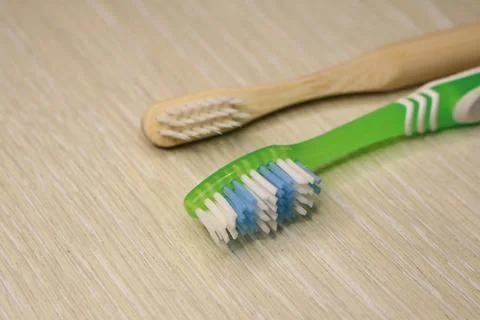 A Comprehensive Comparison Between EcoFriendly and Traditional Toothbrushes for Foto stock