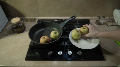 Comprehensive Guide to Cooking Apples in a Pan 動画素材 312075876