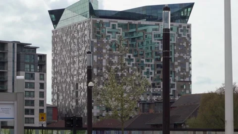 Compressed street view of the Cube Building in Birmingham England Vidéo 251640528
