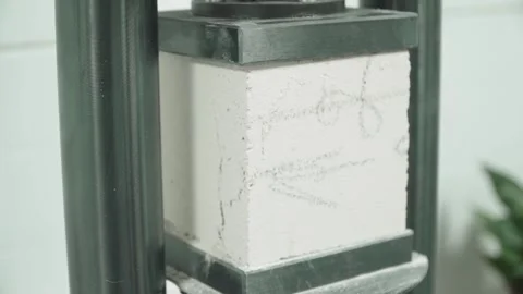 Compression testing of a sample Vídeos de archivo 304360201