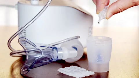 Compressor nebulizer with a face mask container being filled with medicine Видео 166948477