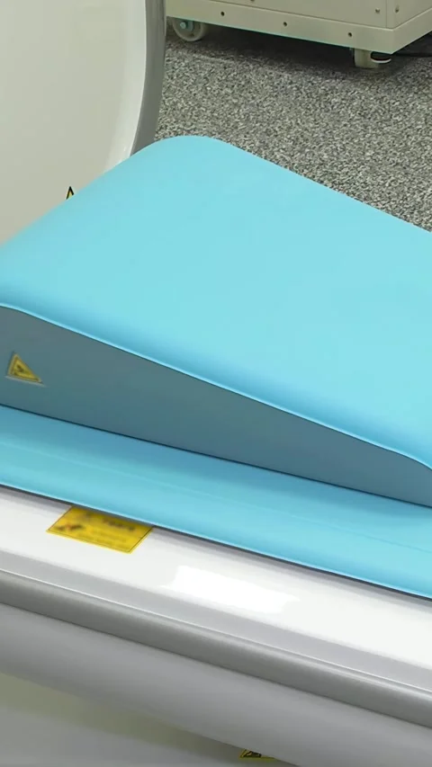 Computed axial tomography (CAT). CT scanner. - Vertical video. Video stock 318836304