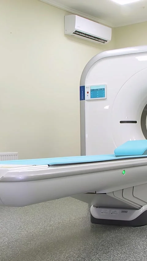 Computed axial tomography (CAT). CT scanner.  - Vertical video. 스톡 동영상 318836325