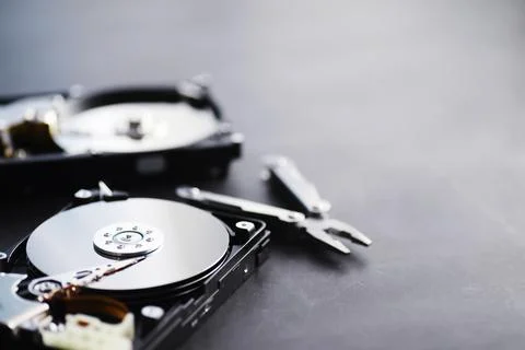Computer accessories. The disassembled hard drive. Repair of components PC... Foto stock